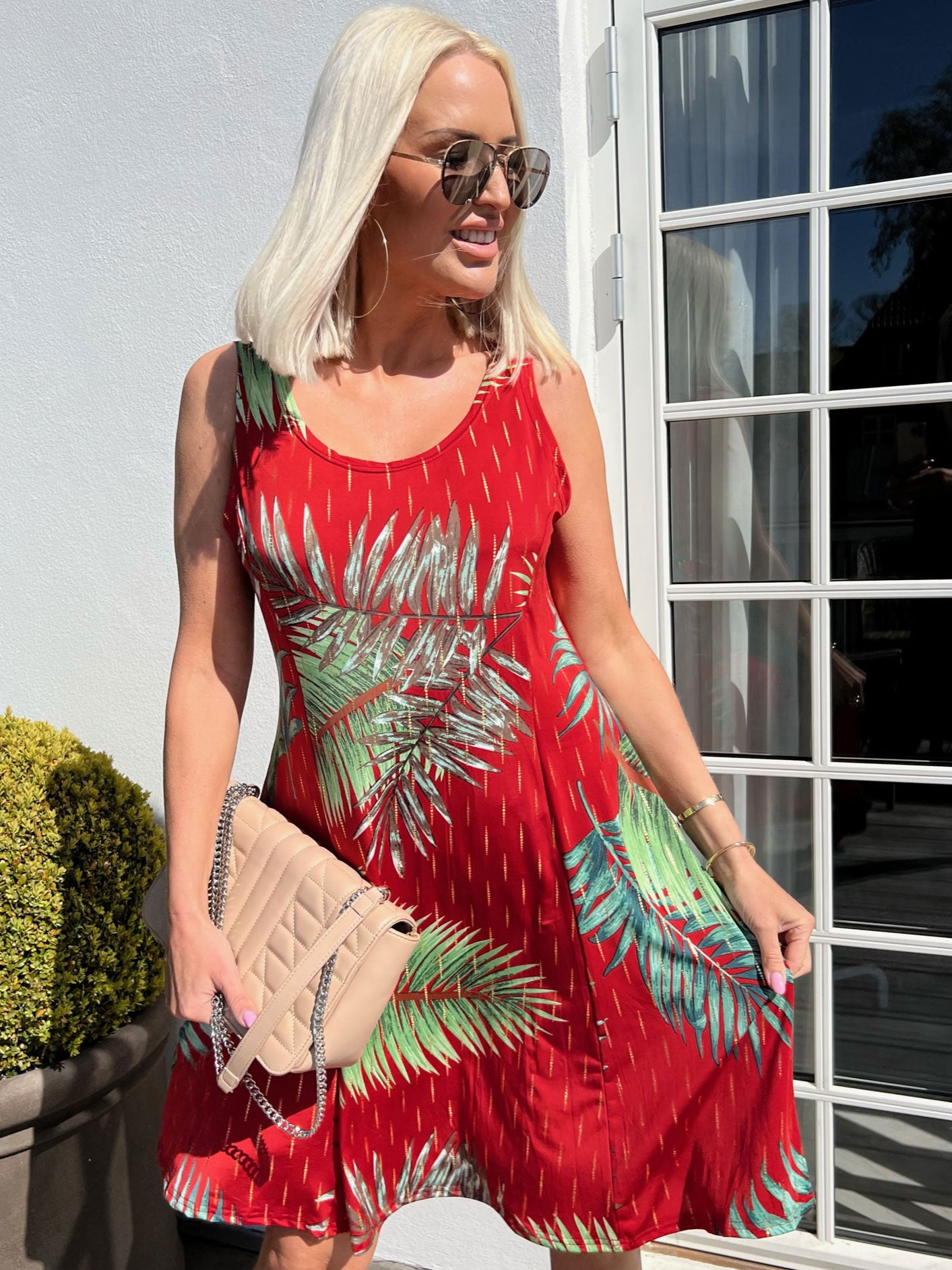 Maj Palm - Söt elastisk sommarklänning med palmmönster